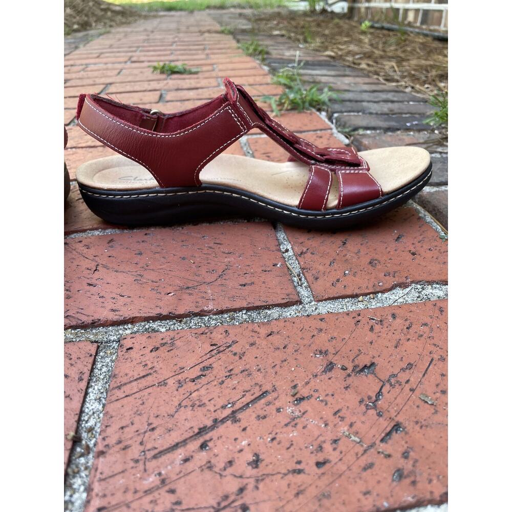 Clarks Collection Ultimate Comfort Burgundy Leather T-Strap Sandals Womens 6M - Picture 2 of 5
